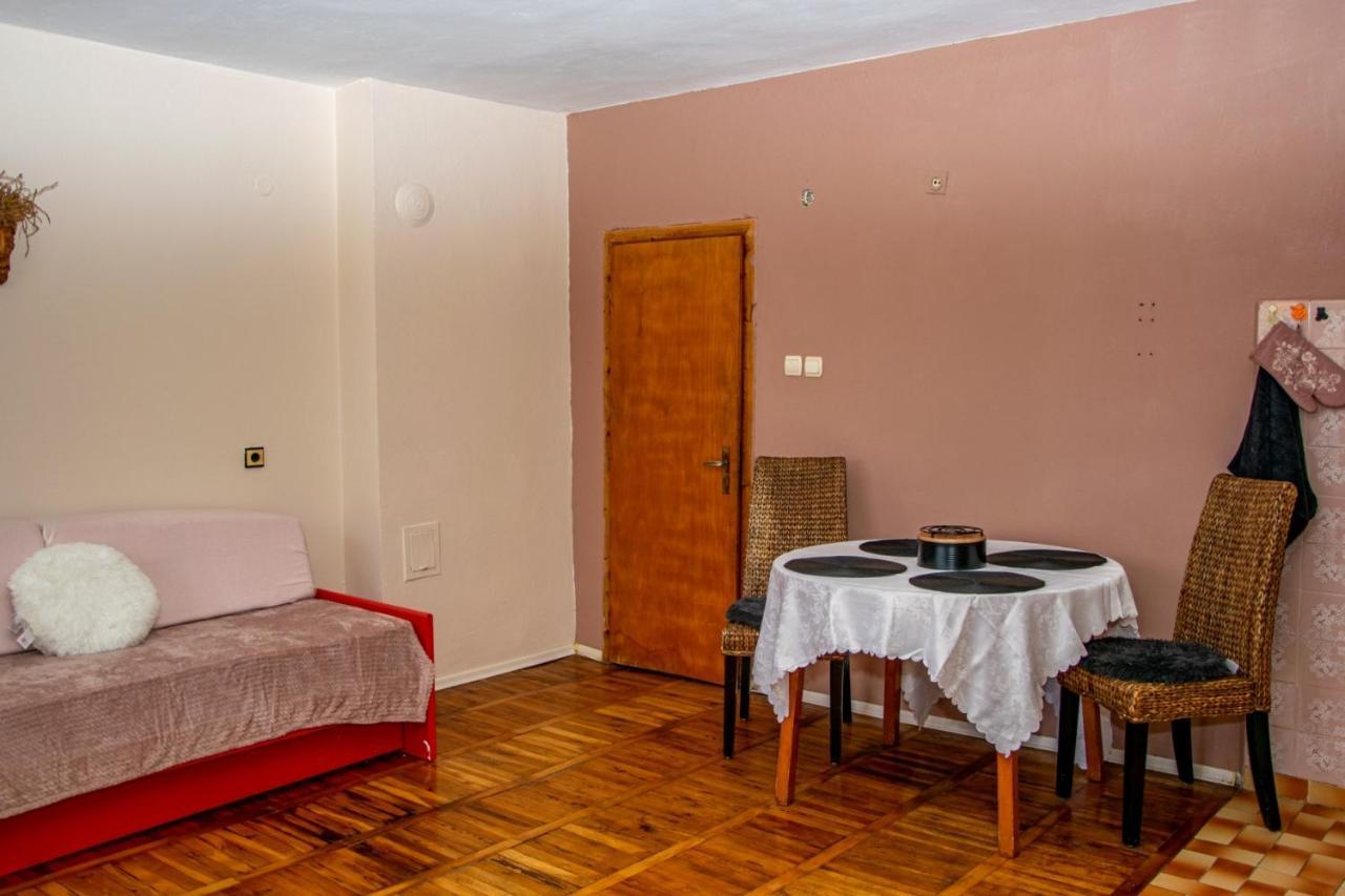 Vilhelmov'S Apartament Lukovit Luaran gambar